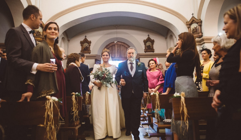 Novia hacia el altar Boda Barroca Chic Oviedo