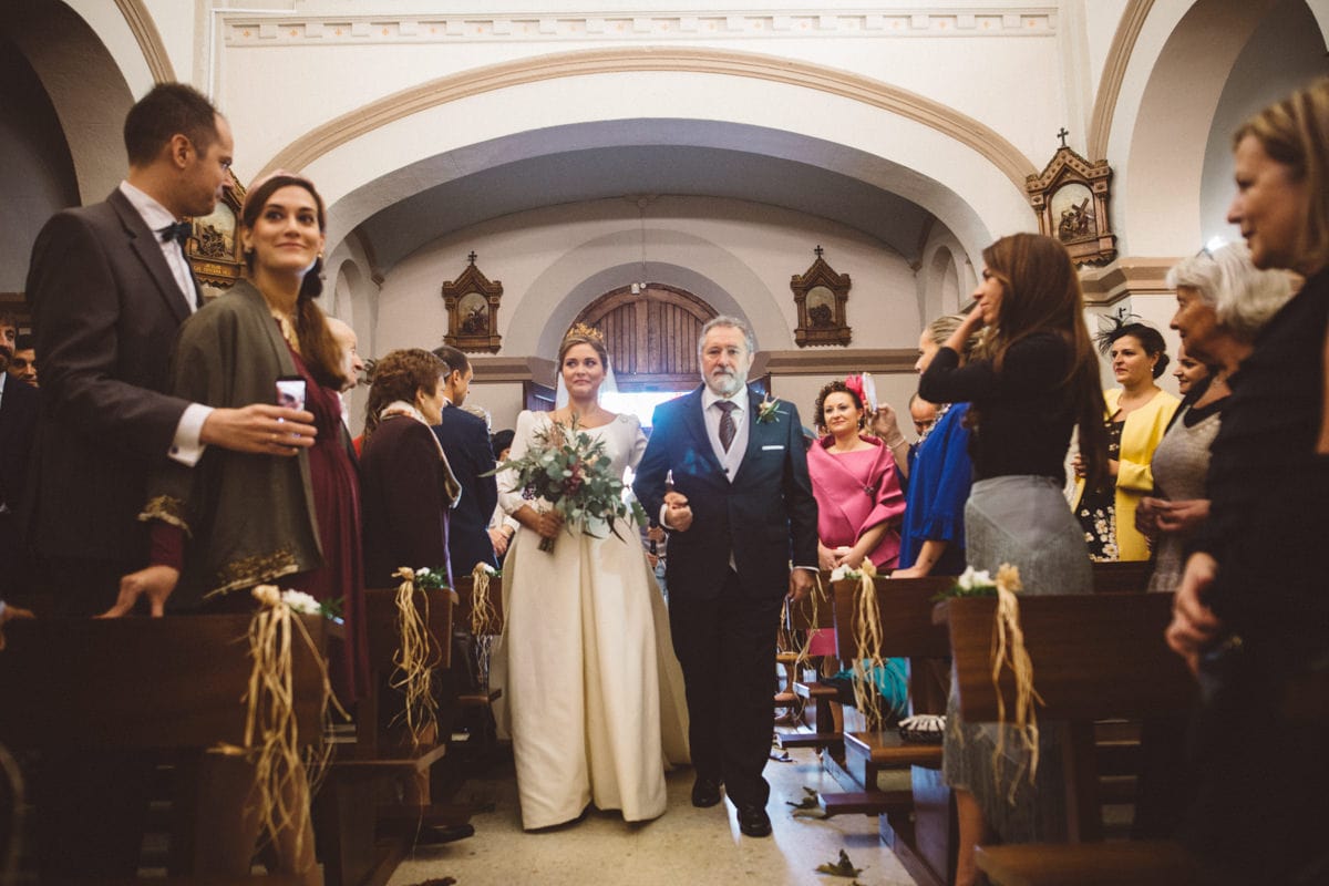 Novia hacia el altar Boda Barroca Chic Oviedo