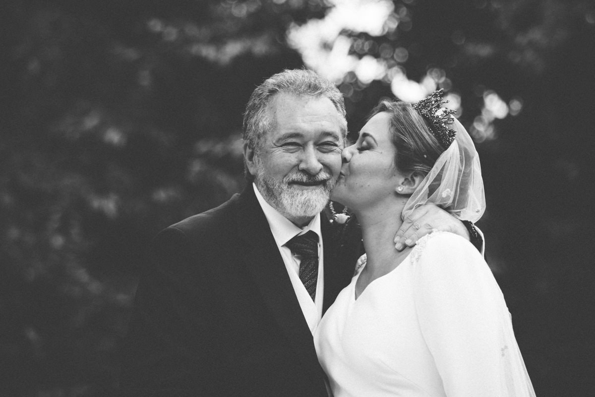 Novia besando padre - Boda barroca - OViedo