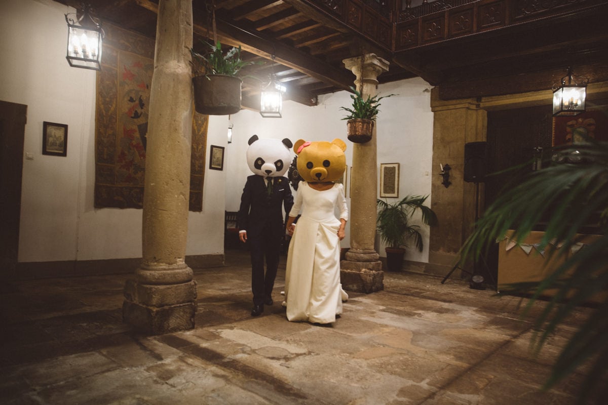 Novios disfrazados cabezas oso - Boda Barroca Chic