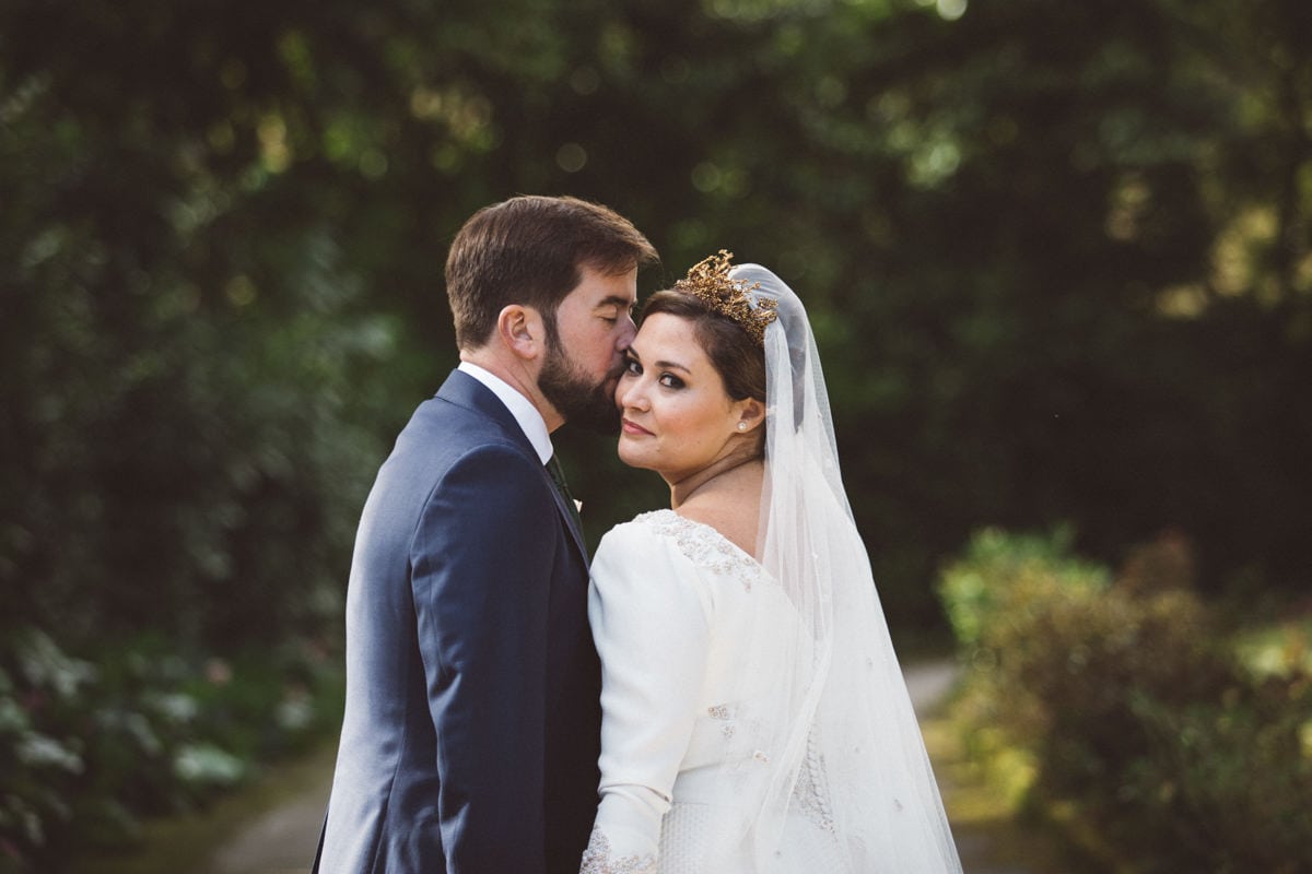 Pareja novios sesion fotografia boda barroca asturias Chic