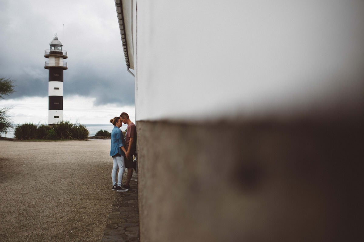 Foto novios en Faros Asturias - Fotografia de Boda y preboda Faro de ortiguera